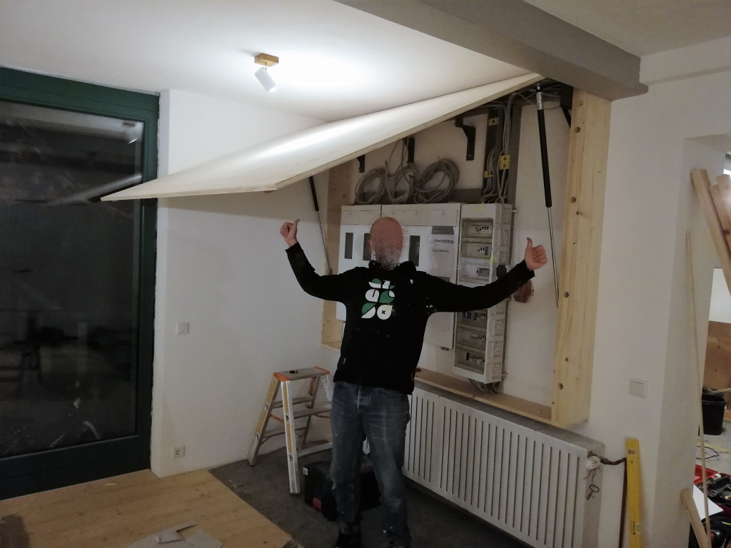 Abdeckung mit Gasdruckfedern